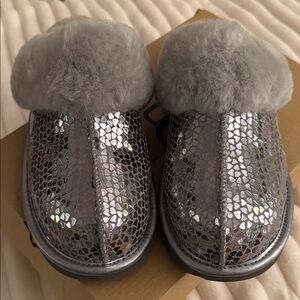 Kids UGG Silver Cozy II gel hearts Slippers size 6 can also fit a woman’s size 7